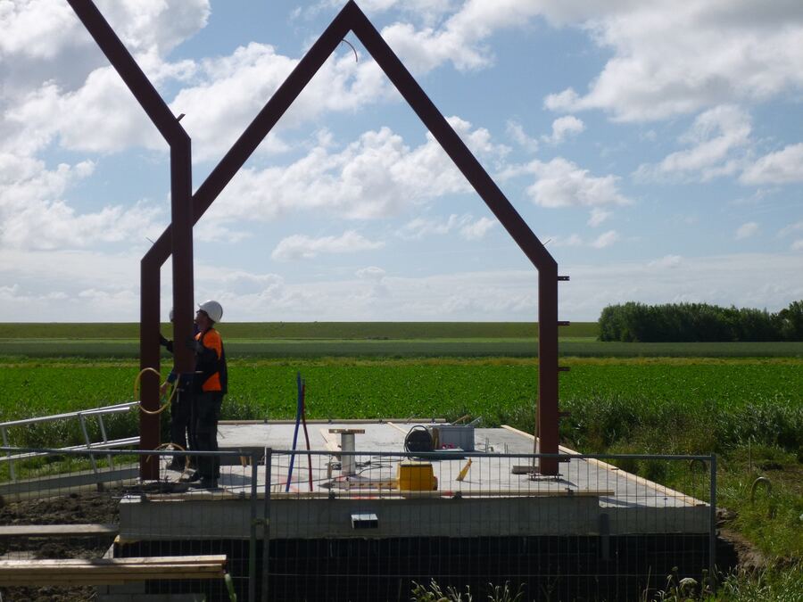 Stalen spanten van de Waddenhof-lodges in aanbouw